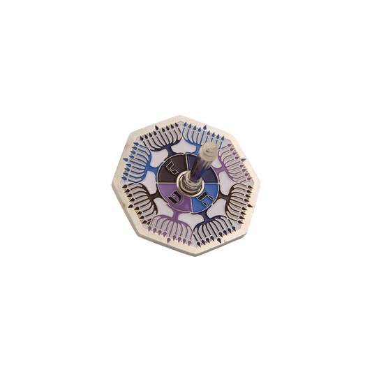 Kovový drejdl s motivem chanukije